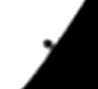 The 'black drop effect' photographed during a transit of Mercury in 2016. Click for larger image, 5 KB (Image: Sctt MacNeill/Astronomy.com)